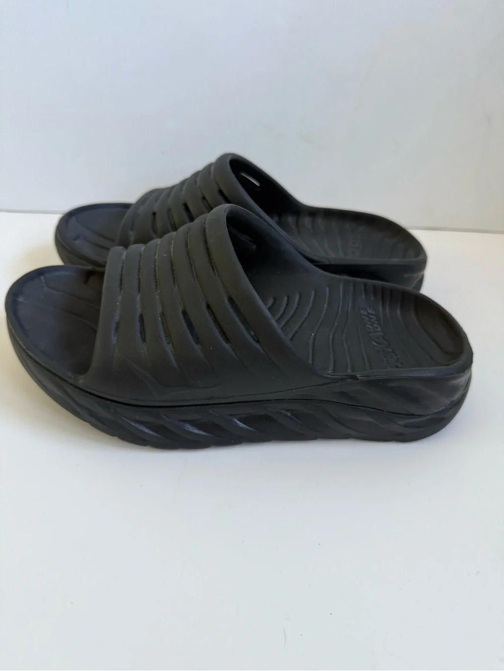 Hoka One One Black Ora Recovery Slides Comfort Sandal Women's 7 Black Running - Picture 1 of 6